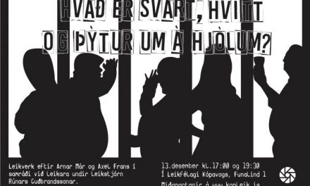 Hvað er svart, hvítt og þýtur um á hjólum?